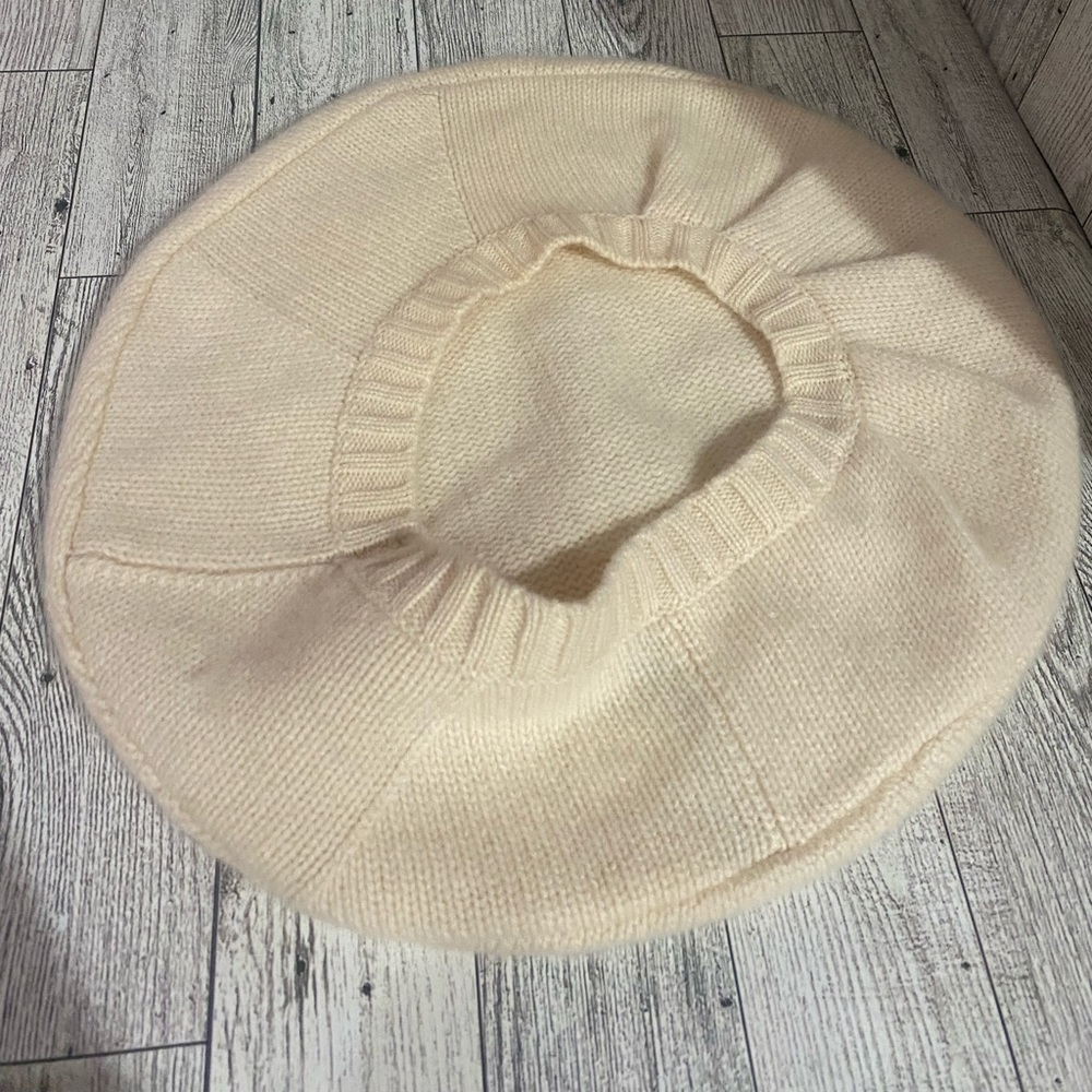 Club Monaco beret - Picture 3 of 4